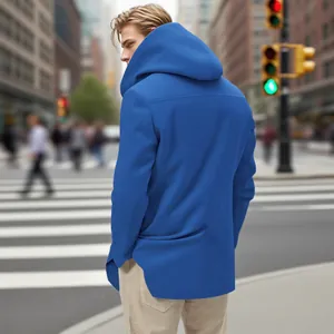 Coupe-vent à capuche bleu pour hommes, vue de dos dans un décor de rue urbaine
