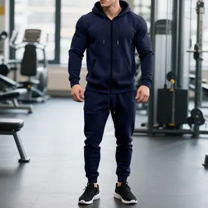 Detalle de cuerpo entero de un chándal azul marino con capucha para hombre en el gym.