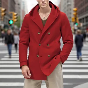 Vue de face d'un manteau rouge pour homme avec capuche et double boutonnage en ville