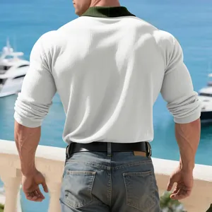 Détail du dos d'un polo blanc à manches longues en maille côtelée avec un col vert