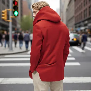Vue arrière d'un élégant manteau rouge mi-long à capuche pour homme dans une rue de ville