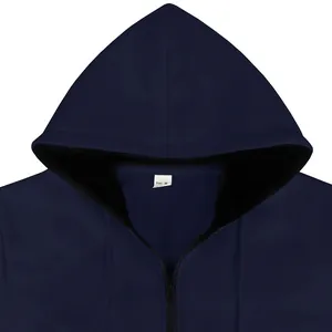 Primer plano detallado del cuello de una sudadera azul marino para hombre con talla M