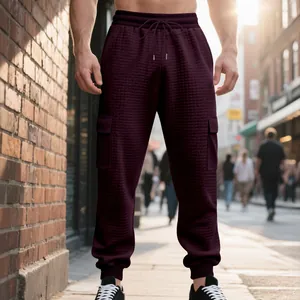 Détails du pantalon cargo bordeaux pour homme avec une texture jacquard gaufrée