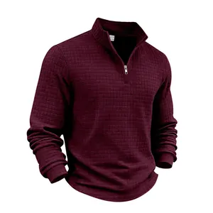 Dettaglio della trama a nido d'ape e del colletto con mezza zip su questa felpa da uomo bordeaux.