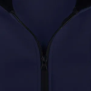 Primer plano detallado de la suave cremallera negra en una sudadera con capucha azul marino.