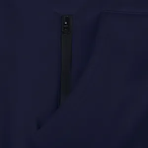 Detalle del tejido de la sudadera deportiva azul marino con bolsillo de cremallera