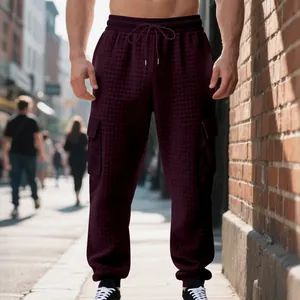 Vue détaillée du pantalon cargo matelassé pour hommes en violet avec texture gaufrée.