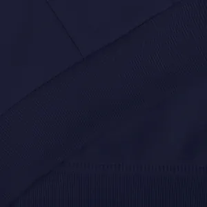 Primer plano de los puños acanalados azul marino en un conjunto de sudadera con capucha
