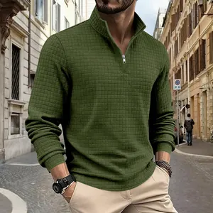 Primo piano di una felpa da uomo verde oliva testurizzata a griglia con mezza zip in strada