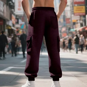 Détail de la vue arrière d'un pantalon cargo épais gaufré pour homme en couleur prune.