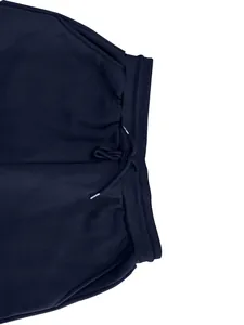 Detalle de los pantalones de chándal azul marino con cintura elástica y cordón.