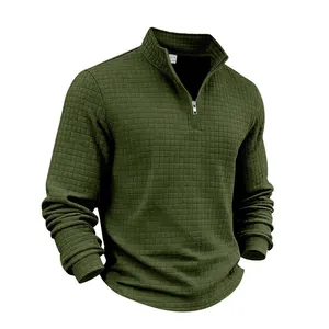 Dettaglio della felpa da uomo verde oliva in maglia a nido d'ape con mezza zip.