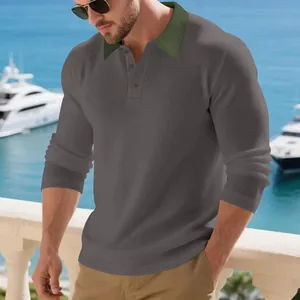 Détail d'un polo pour homme à manches longues en maille côtelée lourde avec col contrasté