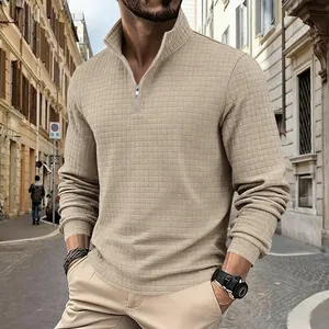 Dettaglio di felpa kaki in maglia a nido d'ape con mezza zip, collo alto e vestibilità comoda.