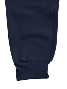 Detalle del puño acanalado azul marino en una sudadera deportiva cálida o pantalón.