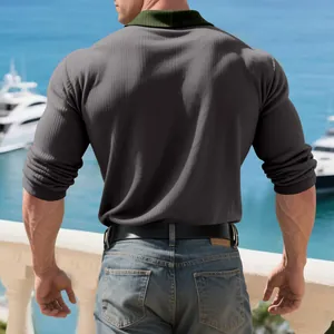 Vue arrière du polo en maille côtelée montrant la texture et la coupe décontractée