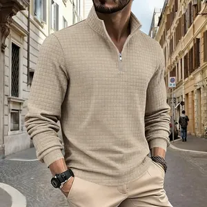 Dettaglio della texture a nido d'ape e della mezza zip su questa felpa da uomo con collo alto