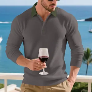 Vue détaillée d'un polo pour homme en maille côtelée lourde avec col contrasté