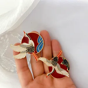 Vista detallada del broche de esmalte de estilo chino tradicional con motivo de grulla