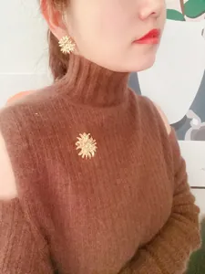 Vintage Barock Stil goldene Chrysantheme Brosche und passende Ohrringe am Modell getragen