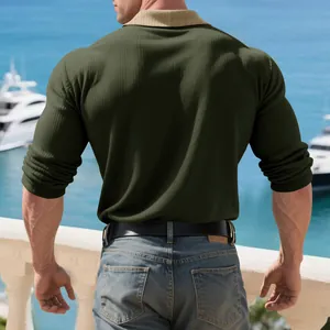 Vue arrière d'un polo à manches longues côtelé vert foncé avec un col à revers beige.