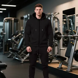 Chándal negro con capucha y pantalones para hombre en un entorno de gimnasio profesional