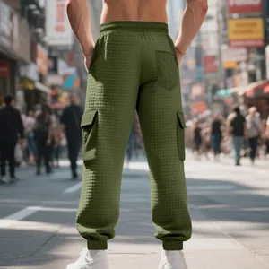 Vue arrière d'un pantalon cargo vert olive pour homme à texture gaufrée en rue urbaine