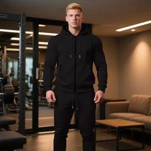 Primer plano de un chándal de invierno negro para hombre con sudadera con capucha y cremallera