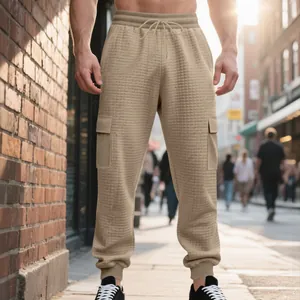 Vue détaillée du pantalon cargo en jacquard lourd pour homme avec motif à carreaux.