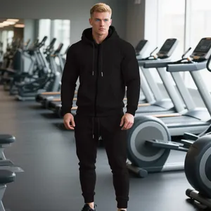 Vista de cuerpo completo del conjunto deportivo negro usado por un modelo en gimnasio