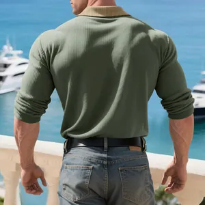 Vue arrière d'un polo à manches longues pour hommes en maille côtelée vert olive