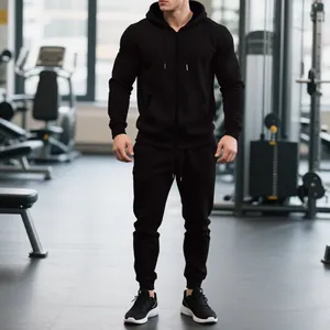 Vista de cuerpo completo de un hombre con un conjunto deportivo térmico negro en el gimnasio