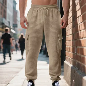 Détail du pantalon cargo jacquard à carreaux pour hommes kaki montrant le tissu texturé.