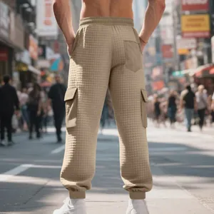 Pantalon cargo pour homme en jacquard gaufré avec coupe ample et poignets élastiques.
