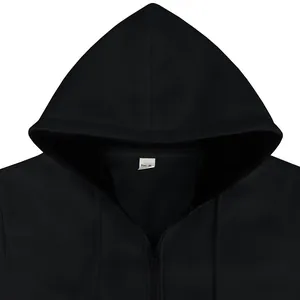 Detalle de una sudadera con capucha negra con cremallera frontal y etiqueta de cuello