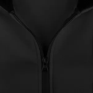 Primer plano del detalle de la cremallera metálica de alta calidad en una sudadera negra