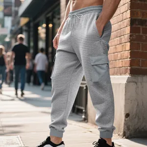 Vue détaillée du pantalon cargo gris en maille gaufrée avec poches et cordon ajustable