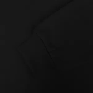 Vista macro detallada del puño de punto elástico de una sudadera con capucha negra de hombre