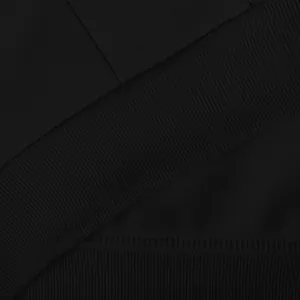 Primer plano de la tela acanalada negra de primera calidad y las costuras de una sudadera.
