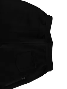 Detalle de pantalón deportivo negro para hombre con cintura elástica y bolsillo con zip.