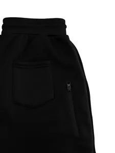 Detalle de pantalones de chándal negros para hombre con cintura elástica y cremallera