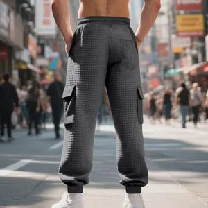 Vue arrière détaillée du pantalon cargo lourd en jacquard à carreaux pour hommes en gris