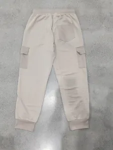 Vue détaillée du pantalon cargo beige épais en jacquard gaufré avec des bords-côtes élastiques
