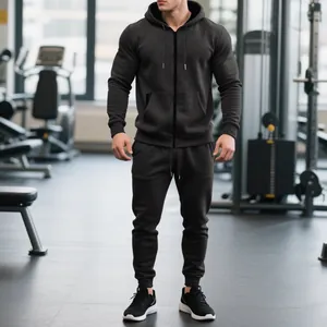 Detalle de un conjunto de chándal negro para hombre con sudadera y pantalones
