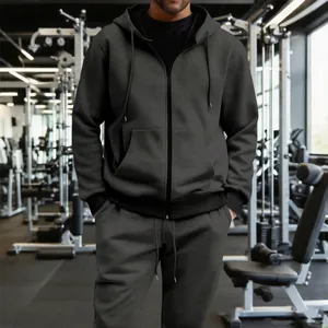 Detalle de un conjunto de chándal gris carbón para hombre con sudadera y cremallera
