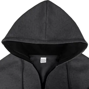 Detalle del cuello de una sudadera con capucha gris oscuro y etiqueta de composición.