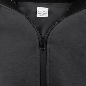 Detalle del cierre de cremallera y etiqueta de material de sudadera para hombre