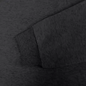 Primer plano del puño de punto acanalado de una sudadera de invierno gris oscuro