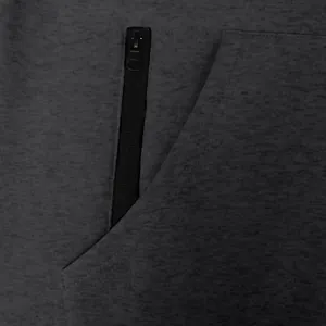 Primer plano del detalle de una sudadera gris con cremallera negra y el bolsillo.