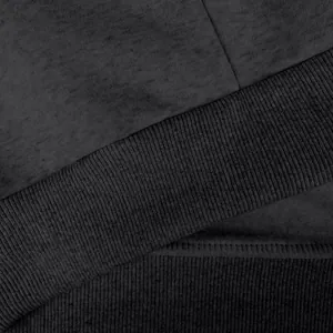 Vista macro de la tela de la sudadera térmica gris marengo con detalle de canalé